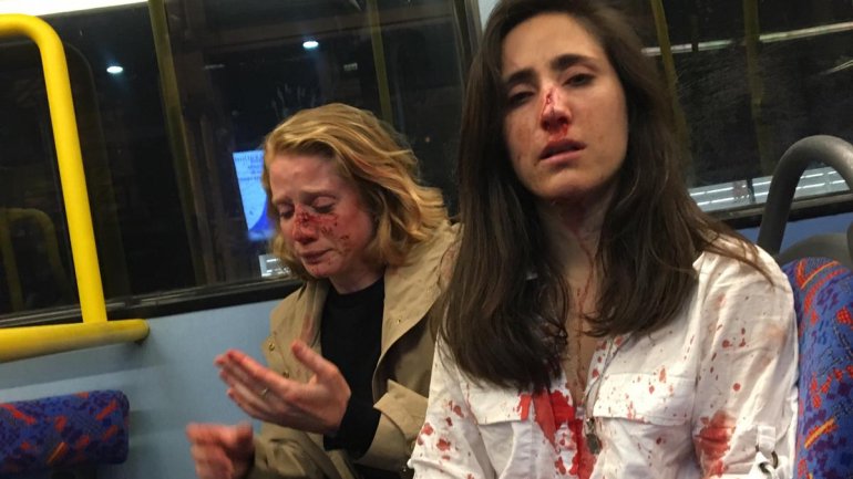 Agressores de casal gay atacado no autocarro em Londres admitem o crime