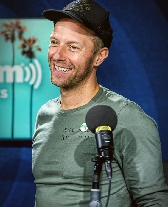 Chris Martin surpreende noivos ao cantar ao vivo em festa de casamento. Veja o vídeo    