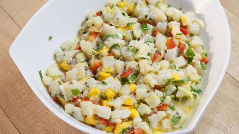 Ceviche de bacalhau com manga e maracujá