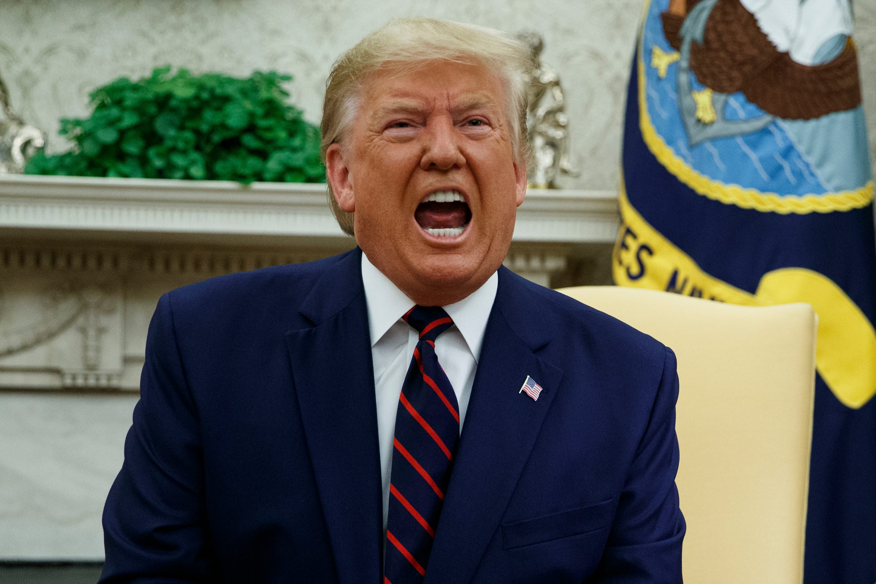 Donald Trump irrita-se, abandona entrevista a meio e acusa jornalista de não usar máscara