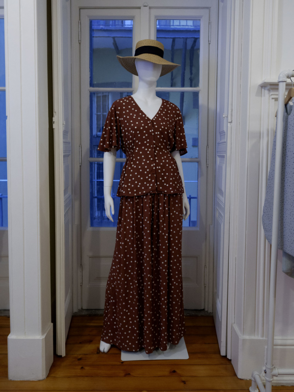 Blusa e saia com padrão às bolinhas 