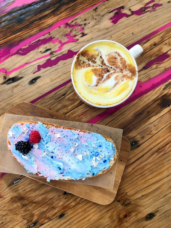 O menu infantil inclui uma tosta unicórnio, feita com queijo creme e corantes naturais