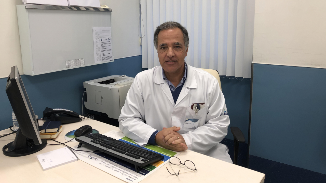 Pedro Pimentão, ortopedista e especialista em membros superiores, diz que a ideia de que 'estalar' os dedos causa lesões não passa de um mito