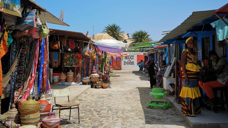 A loja de João Pires fica nesta rua. Na foto, a senegalesa que causou tanta discórdia