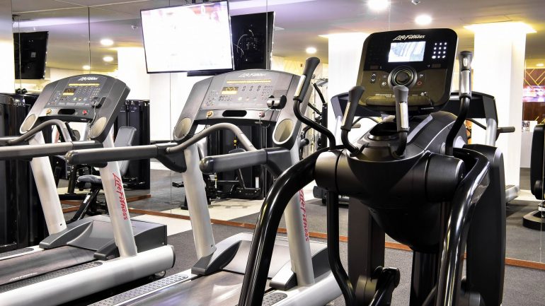 As máquinas são de última geração e da marca Life Fitness.