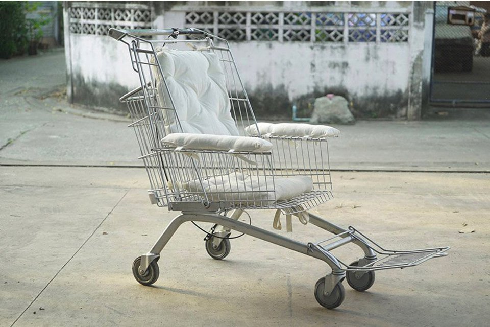 Homem faz cadeiras de rodas a partir de carrinhos de supermercado