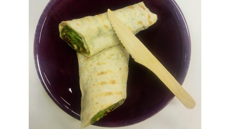 O wrap veio embrulhado em papel e vinha com uma faca de madeira para ajudar a cortar
