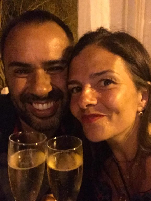 A blogger e o marido a celebrarem 20 anos de namoro no resturante 'Pézinhos n'Areia', na Praia Verde 