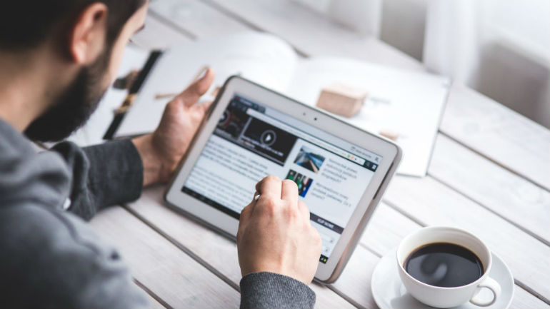 Pessoas inteligentes acreditam mais em “fake news”