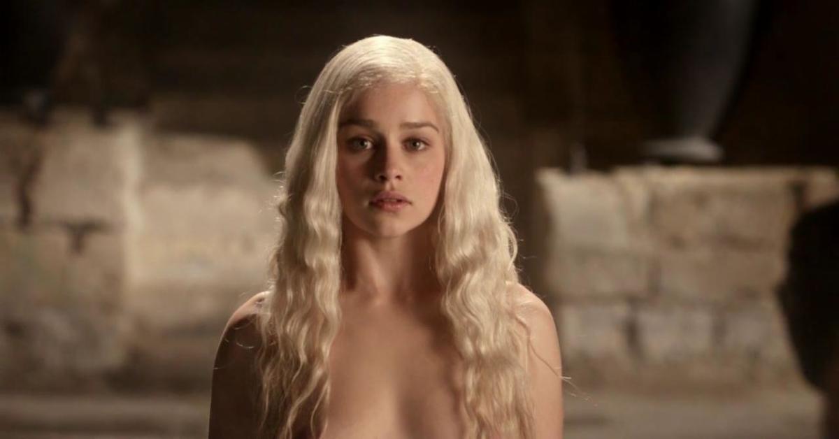 Emilia Clarke foi persuadida a filmar cenas de nudez “para não desapontar” fãs