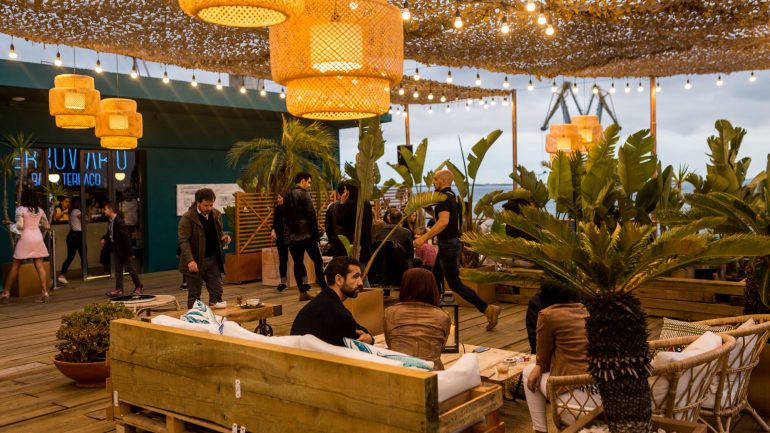 O bar abre às seis da tarde e, no fim de semana, está aberto até às 3h