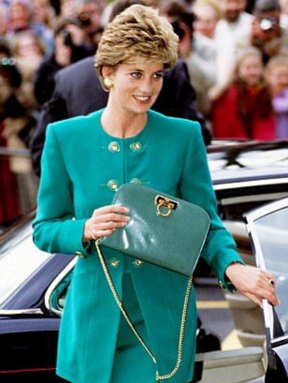 Diana com a sua carteira Ferragamo 