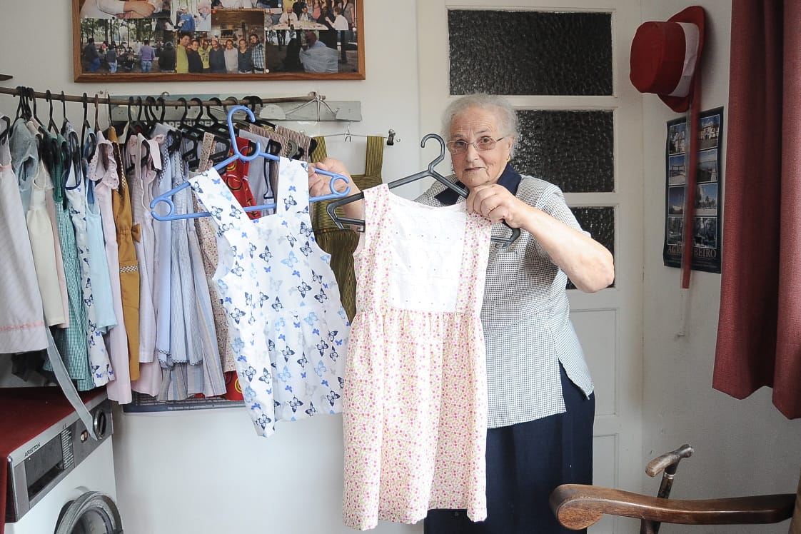 Aos 86 anos, Maria Luísa Batel dedica o tempo a fazer roupa para crianças órfãs de Moçambique