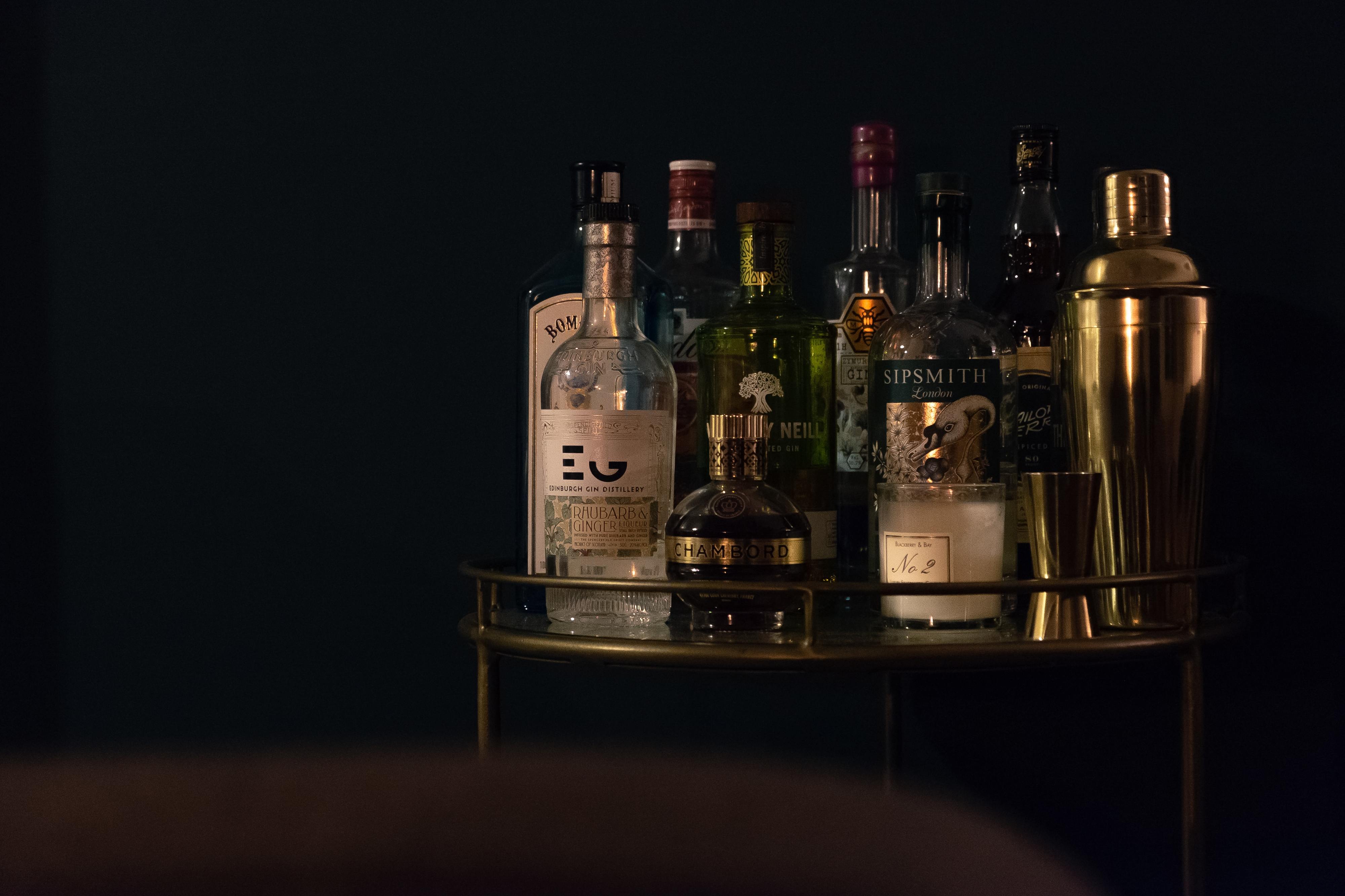 Bebidas com alto teor alcoólico, como gin, vodka ou whisky ajudam a eliminar vírus e germes no organismo?
