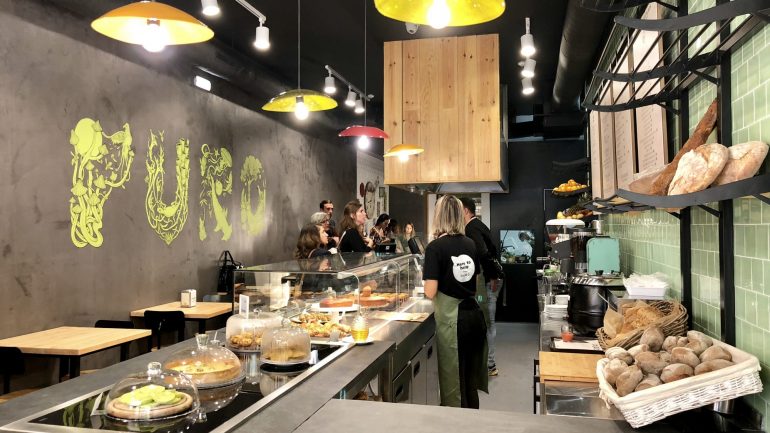 O restaurante está aberto das 7h às 20 horas e tem espaço interior e esplanada