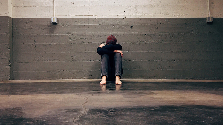 Os millennials sentem-se sozinhos, cansados e deprimidos — e há 11 razões para isso estar a acontecer