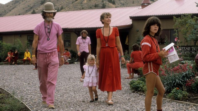 Os membros da comunidade vestiam-se de cor de rosa e vermelho
