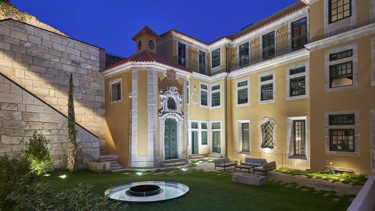 O hotel tem 66 quartos e uma capela no pátio interior