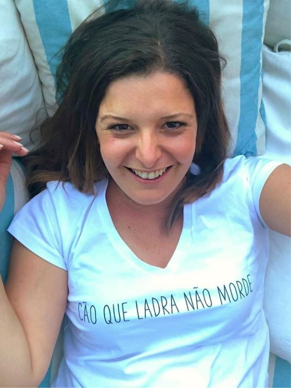 T-shirt branca é uma peça essencial em qualquer guarda-roupa na altura de maior calor 