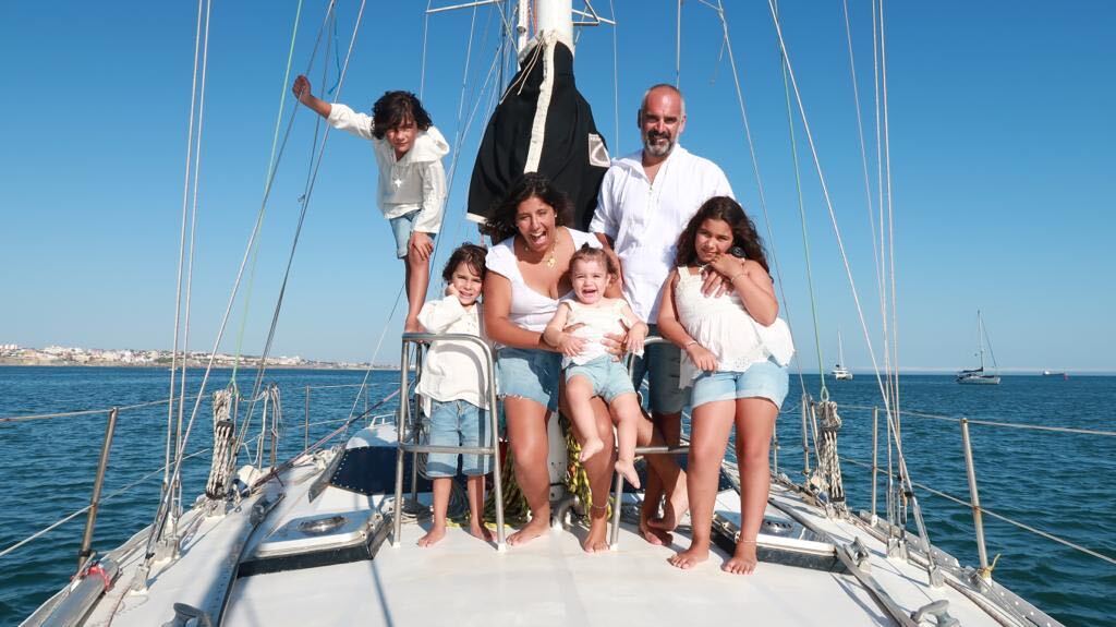Família com 4 filhos dá a volta ao mundo num veleiro: “É como se fosse uma autocaravana, mas num barco”