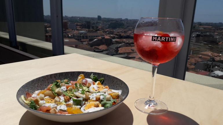 O bar serve, além de cocktails, refeições leves como saladas ou bowls de açai