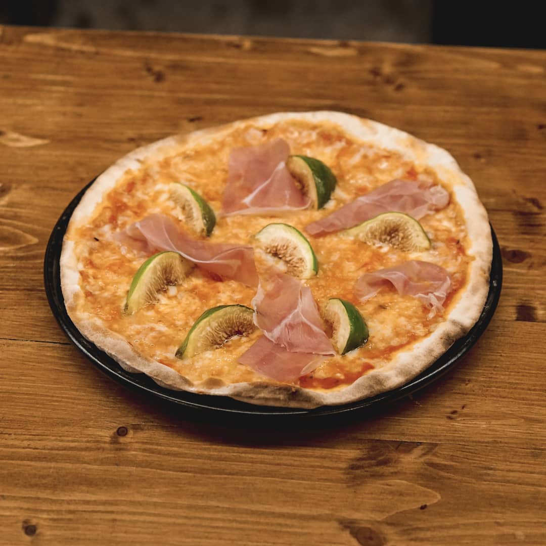 We create food. Neste restaurante tem duas opções: ou é vegan ou fã de pizzas
