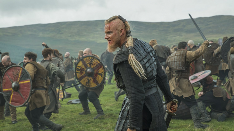 Não parece, mas este é mesmo Alexander Ludwig como Björn
