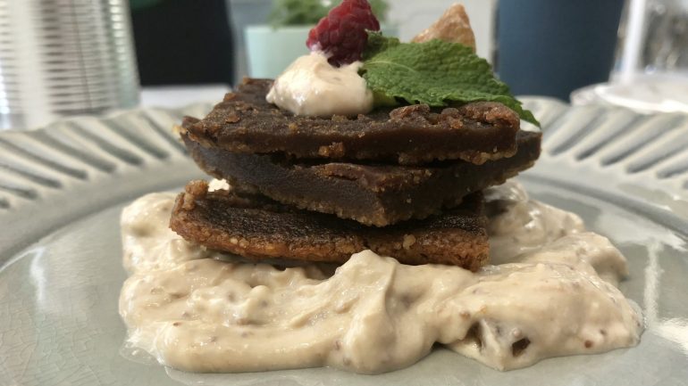 Na Manjerica não entram açúcares refinados. Este bolo é adoçado com mel e o doce natural dos figos