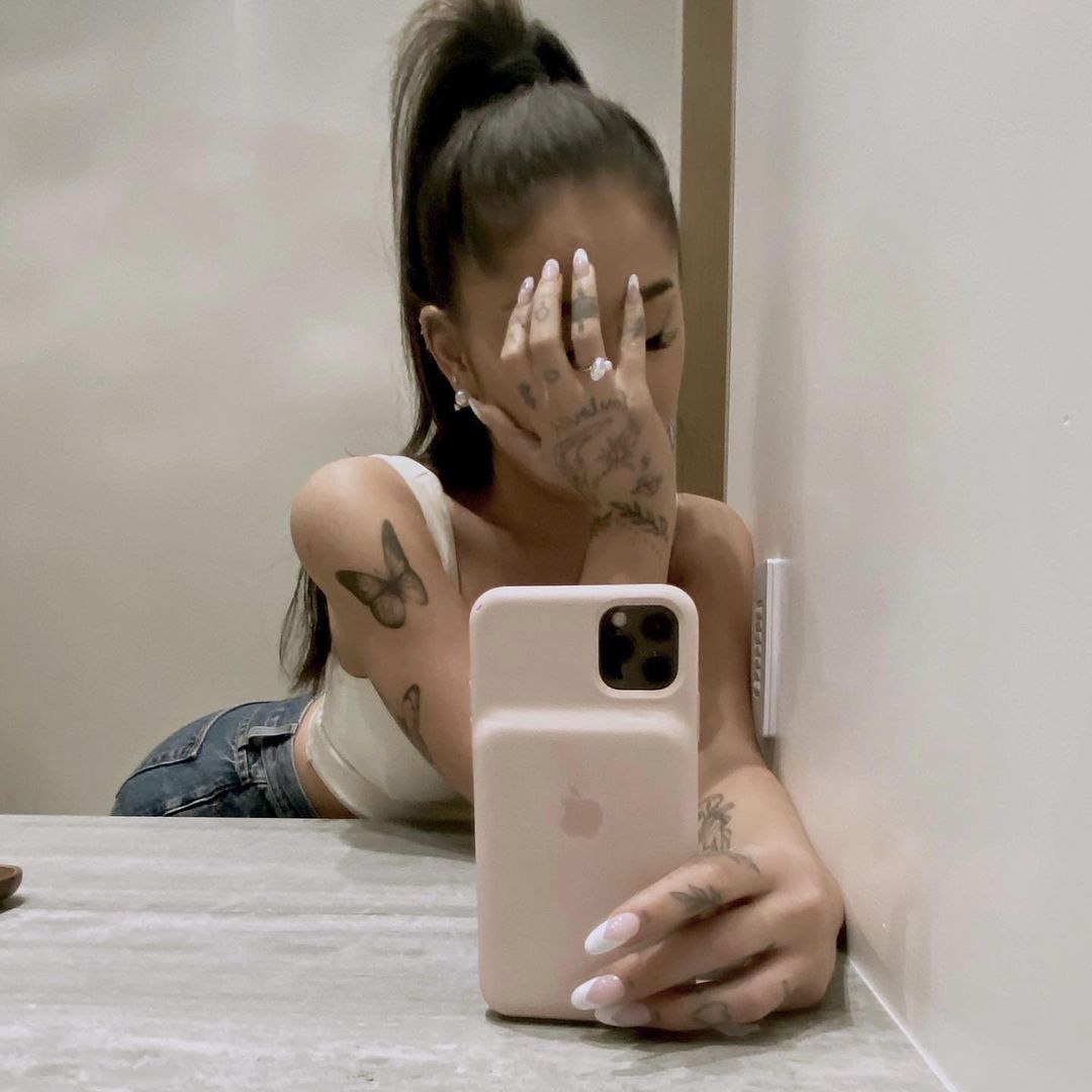 Ariana Grande está noiva e já mostrou o anel no Instagram