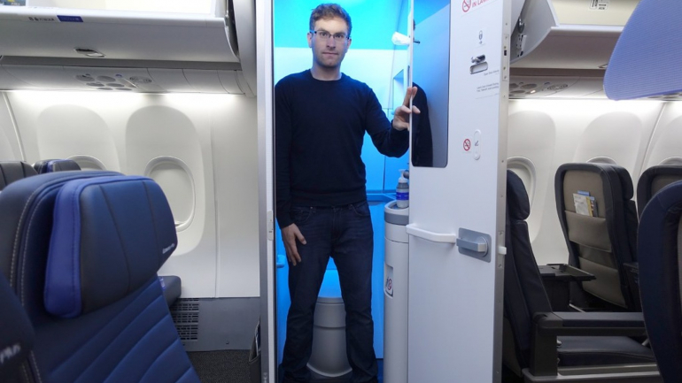 O blogger Zach Honig foi fotografado na frente da casa de banho da United Airlines. 