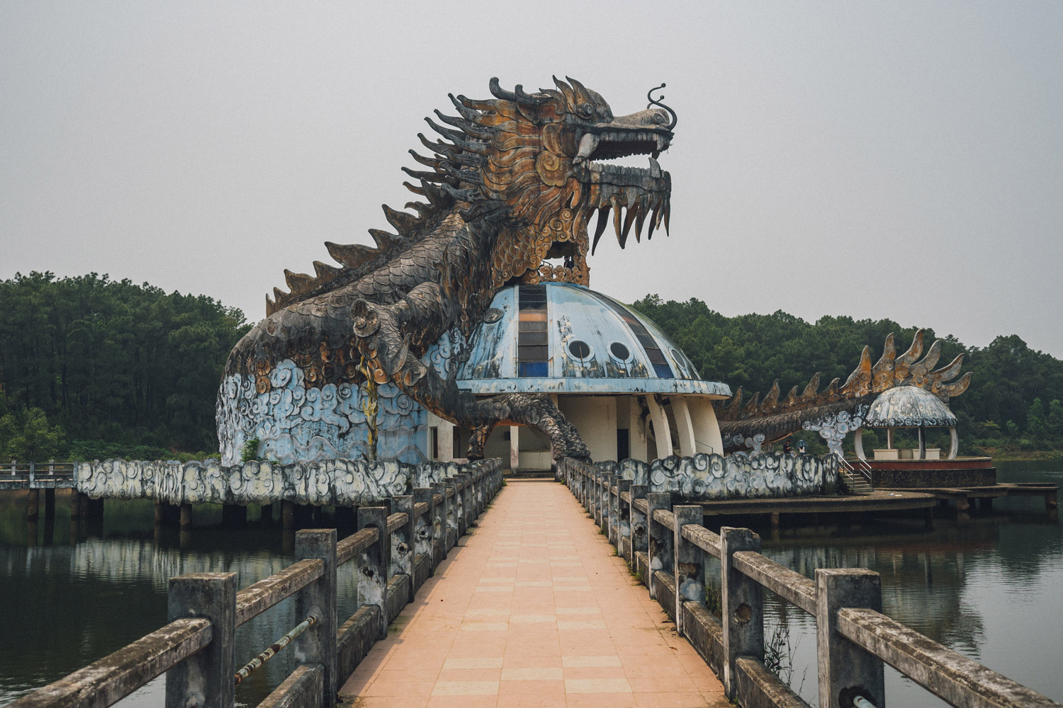 Imagens de um parque aquático abandonado no Vietname