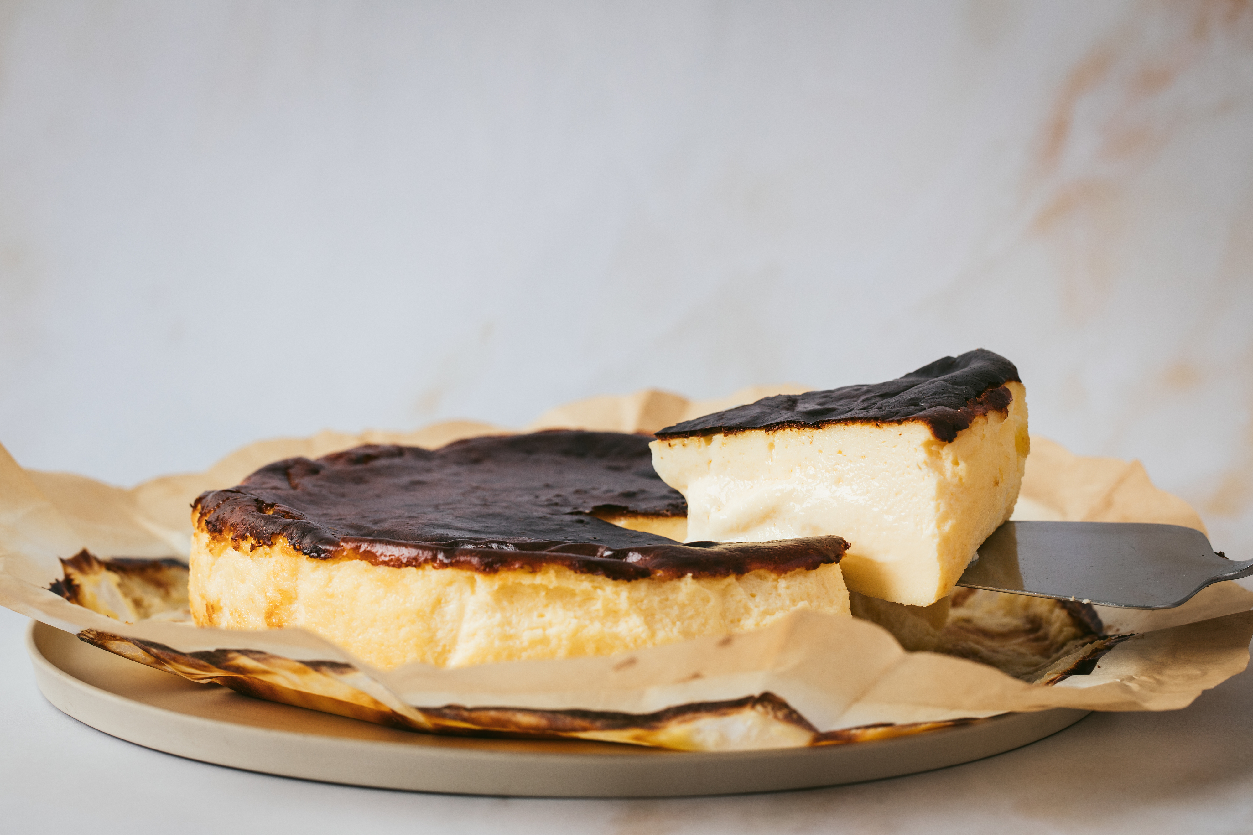 Cremosa por dentro, tostada por fora. A tarte de queijo basca mais famosa da capital tem uma nova casa
