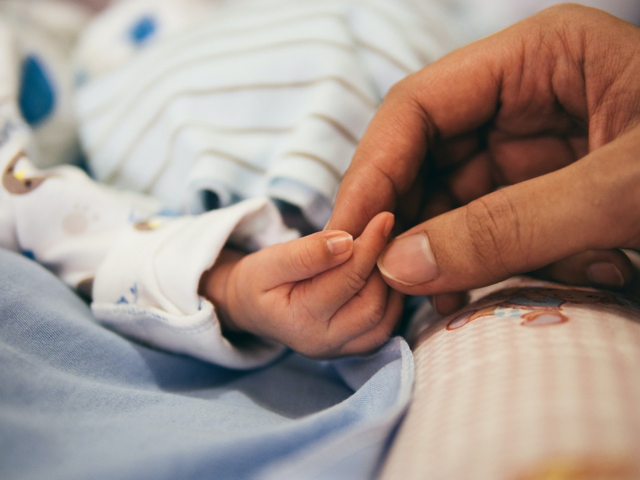 Mãe de bebé de 6 meses duramente criticada por submeter o filho a tratamentos a laser