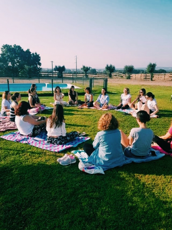 As manhãs começam com meditação e ao longo do dia seguem-se sessões de coaching