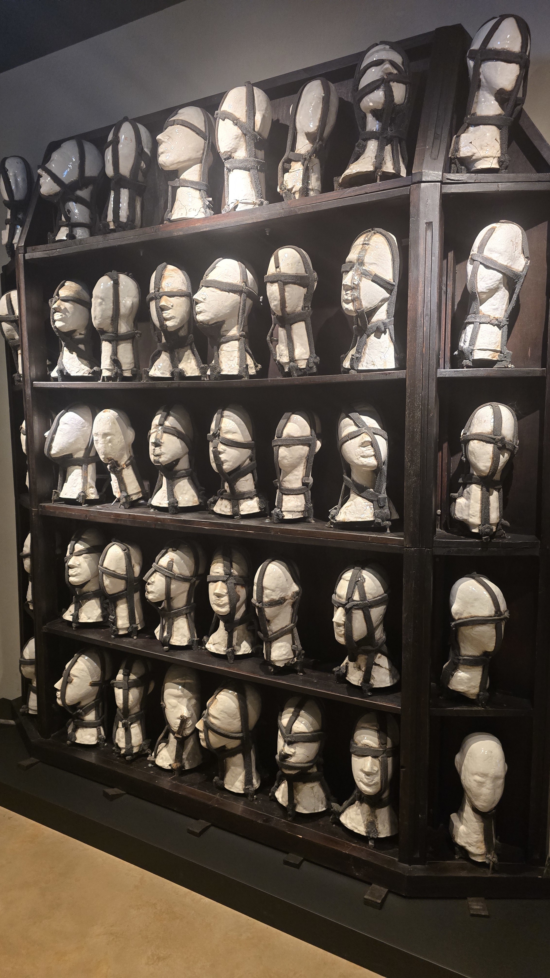 Obras de arte espalhadas pelos corredores do hotel Tivoli Kopke Gaia