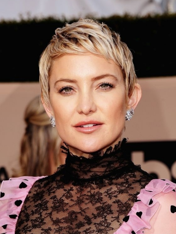 Kate Hudson com um corte pixie
