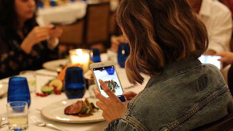 Mesmo num evento de mindfulness, ainda é difícil resistir a usar telemóveis à mesa