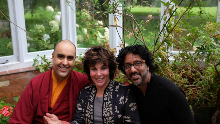 Na foto, Ruby Wax (centro), Gelong Thubten (esquerda) e Ash Ranpura (direita)
