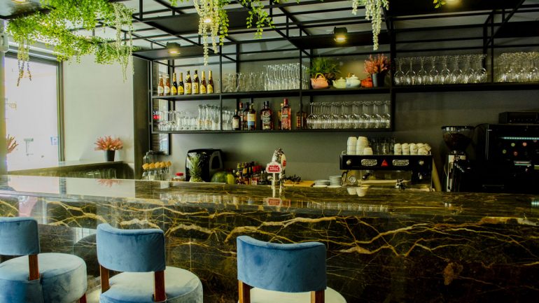 O espaço tem também uma zona de bar, para quem quer apenas beber um copo ou para quem espera por mesa para jantar