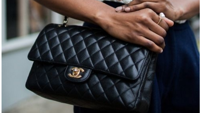 5 coisas que precisa mesmo de saber sobre a mais clássica (e icónica) das carteiras Chanel