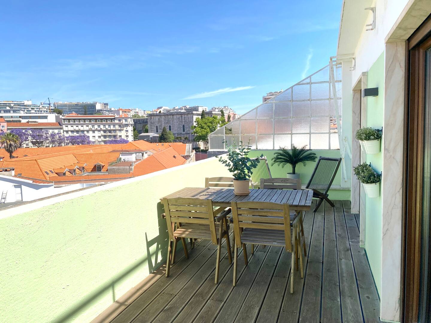 Bourgeois Apartment with Rooftop Terrace and Views