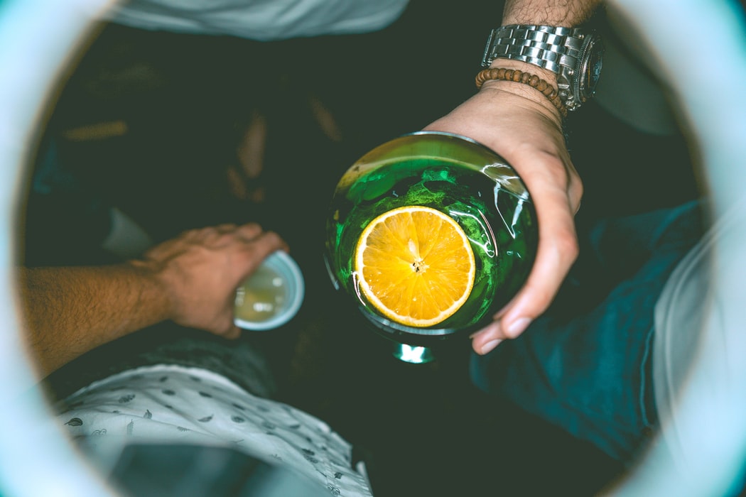 O álcool engorda mesmo — e não são só as caipirinhas