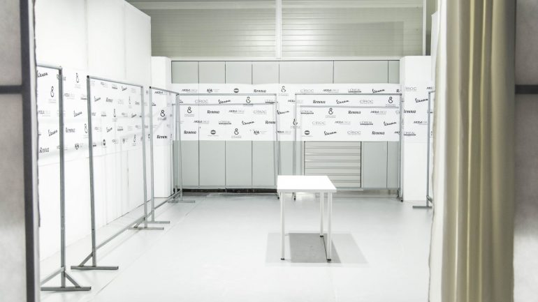 O interior de uma das cabines, onde os modelos se vestem