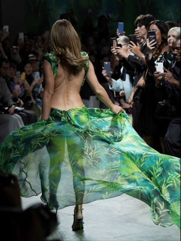 A nova versão do vestido Versace continua ousado e provocador