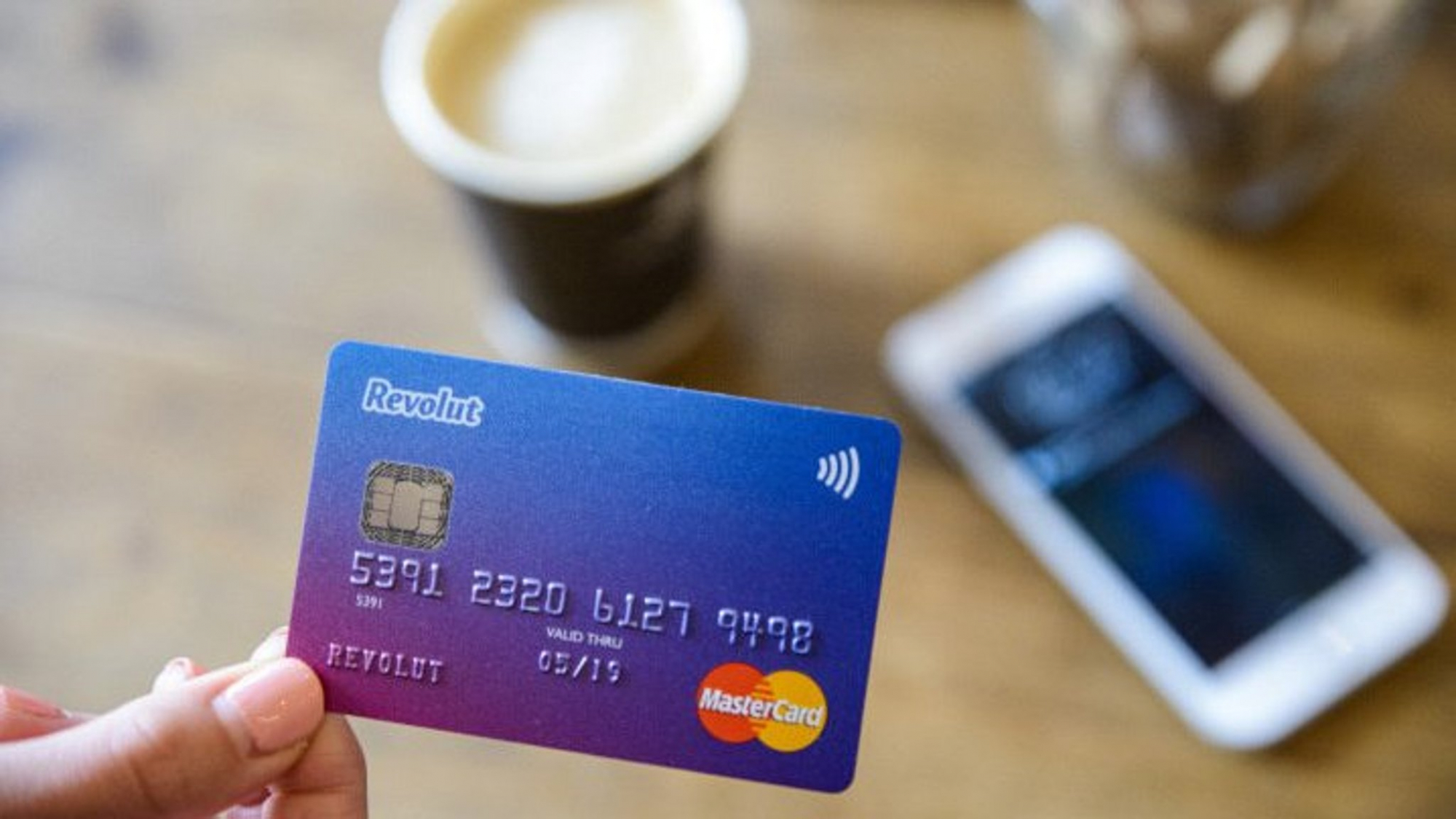 Pagamentos e levantamentos sem taxas no estrangeiro? Este é o cartão perfeito para quem viaja