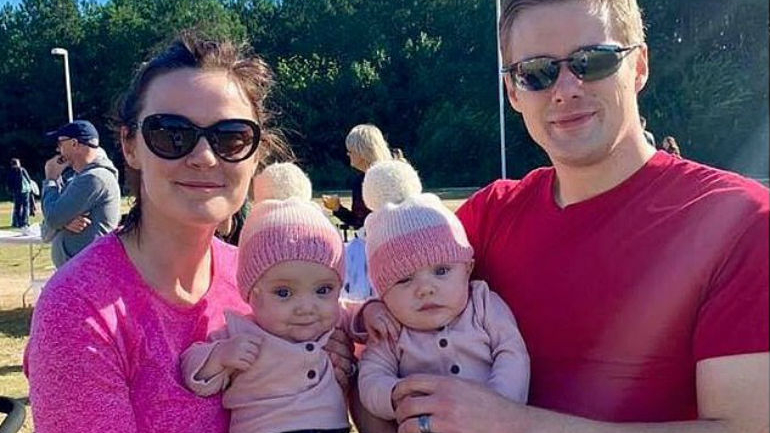 Kelsey Zwick, o marido e as filhas gémeas
