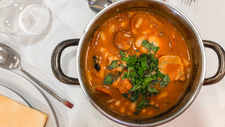 As doses do Solmar Canas são enormes. Esta feijoada de chocos dava, perfeitamente, para duas pessoas