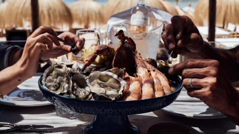 Marisco, carne, peixe, snacks. No Bohemian há comida para todas as horas