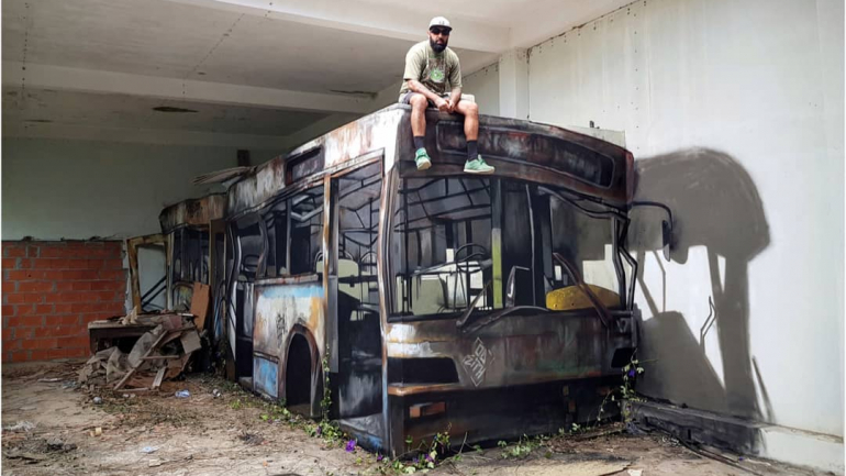 'Aqui está o resultado final, a transformação de um bloco de parede velha num autocarro destruido', refere Odeith na descrição da fotografia no Instagram