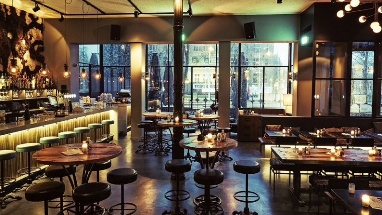 O bar mais cool da cidade fica a 20 minutos do centro e está aberto das 09h à 01h